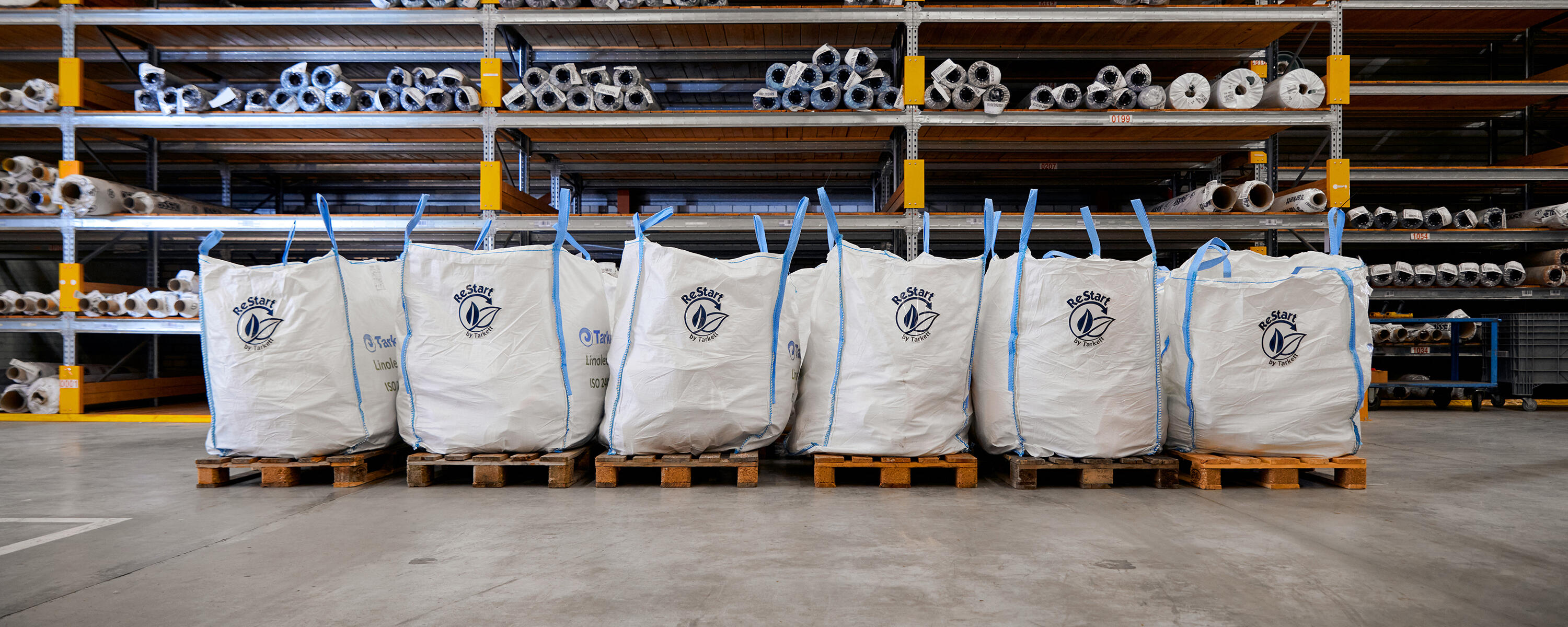 Big Bags mit Bodenbelagsabfällen, die bereit für den Transport zu den Recyclinganlagen von Tarkett sind.