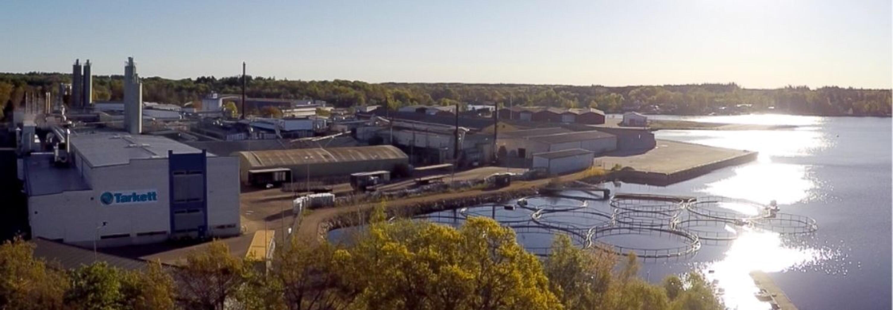 Luftaufnahme des Tarkett Produktionswerks Ronneby mit Wasseraufbereitungsanlage