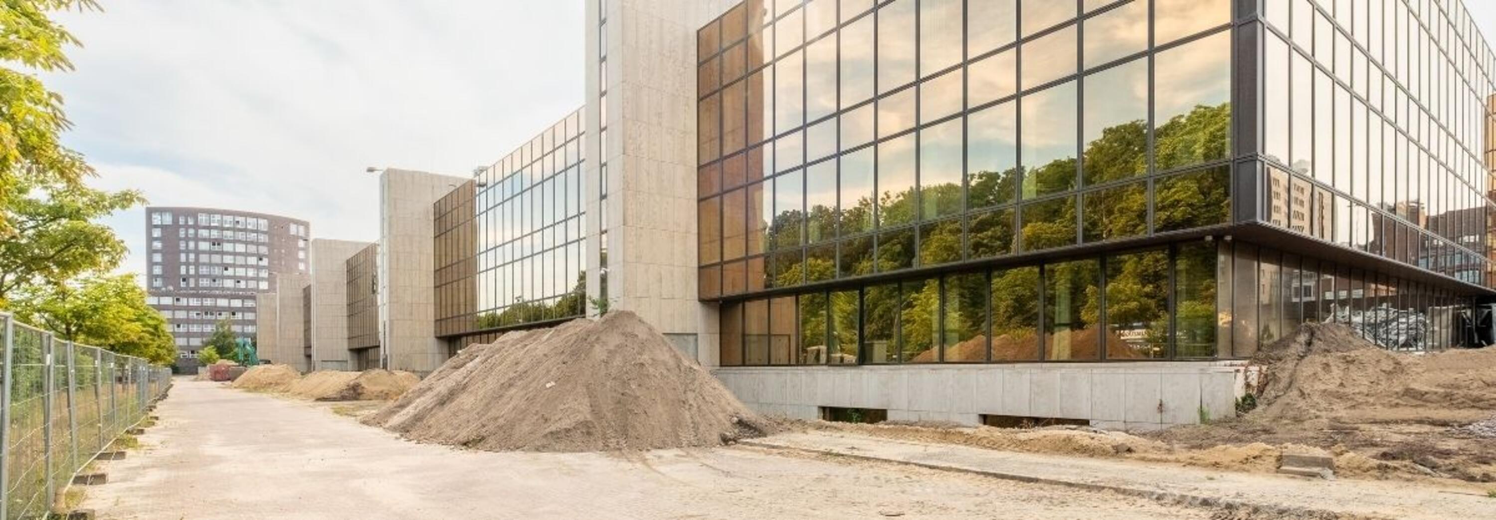 Moderne Architektur beim Bauen im Bestand: Sanierung und Aufstockung eines nachhaltigen Bürogebäudes mit einem Baukran.