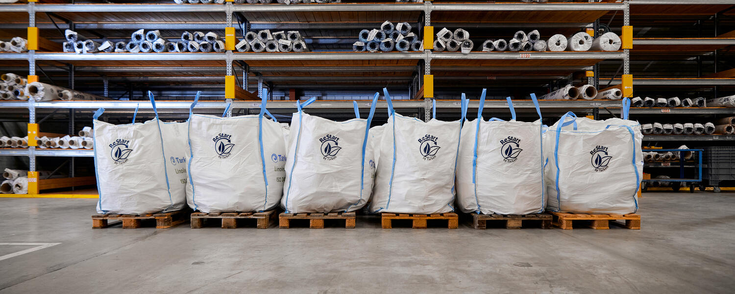 In 1957 is Tarkett begonnen met recycling. Samen met +90 partners nemen we installatieafval en gebruikte vloeren terug via ons ReStart®-programma, waarbij ze worden gerecycled in nieuwe vloeren.