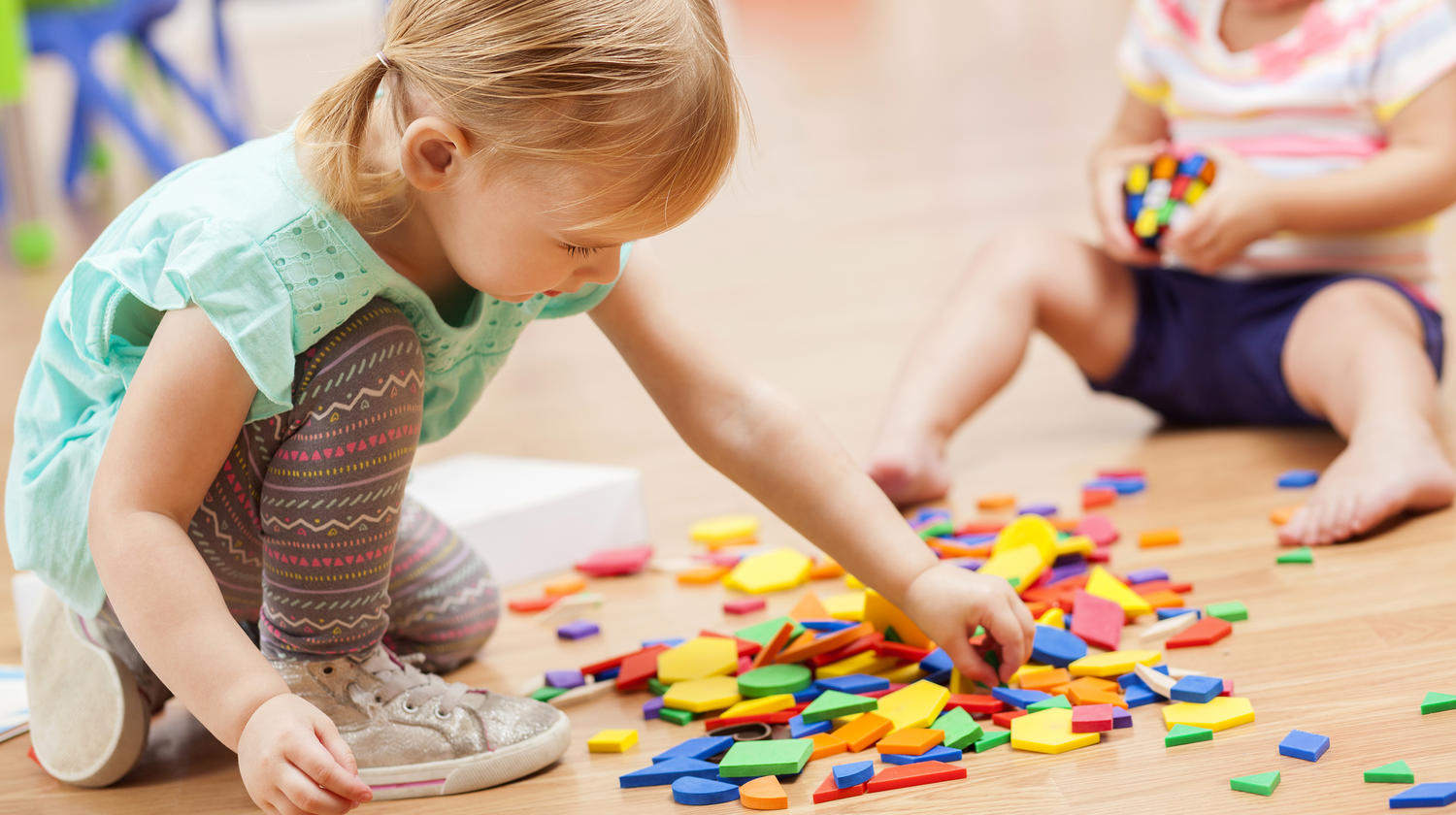 Barn som leker på gulvet