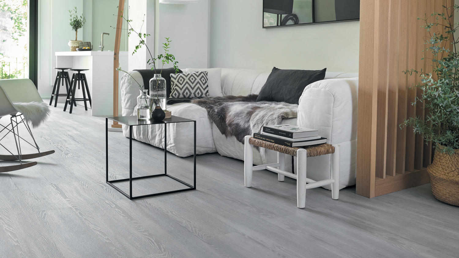 Pardoseala LVT gri într-o sufragerie cu design modern