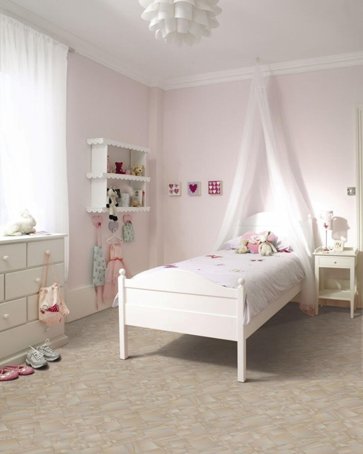Camera de fetita amenajata cu mobila alba si pereti roz pal