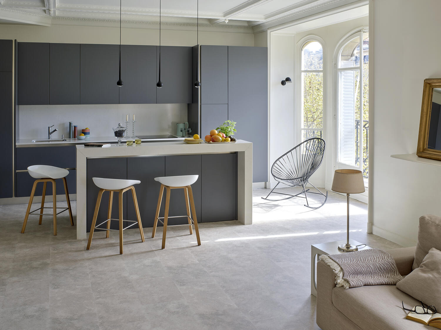 Bucătărie decorată minimalist cu mobilier în nuanțe neutre și ferestre largi