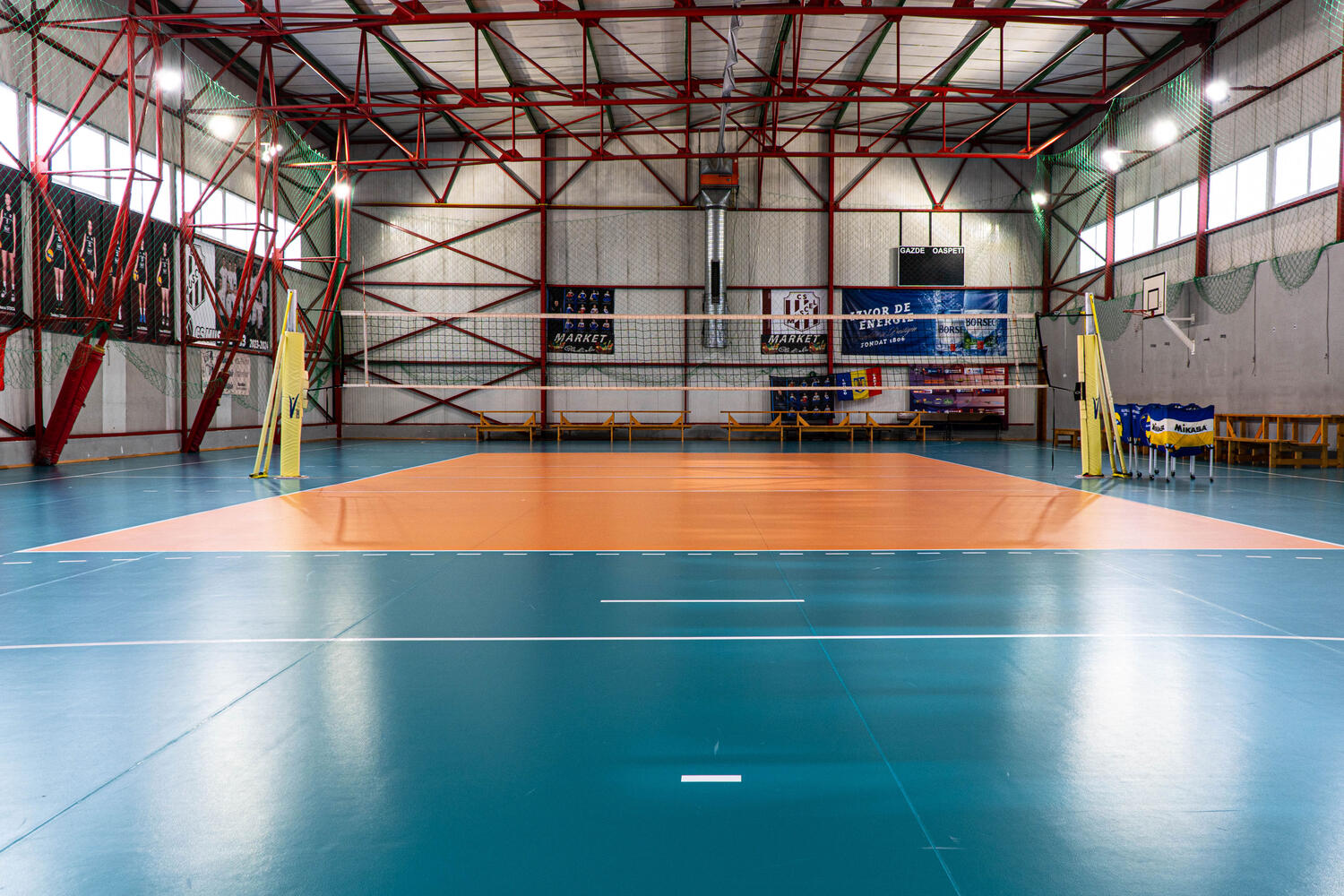 10 zile pentru refacerea pardoselii sportive: Revitalizarea sălii de sport a școlii Nanu Muscel 