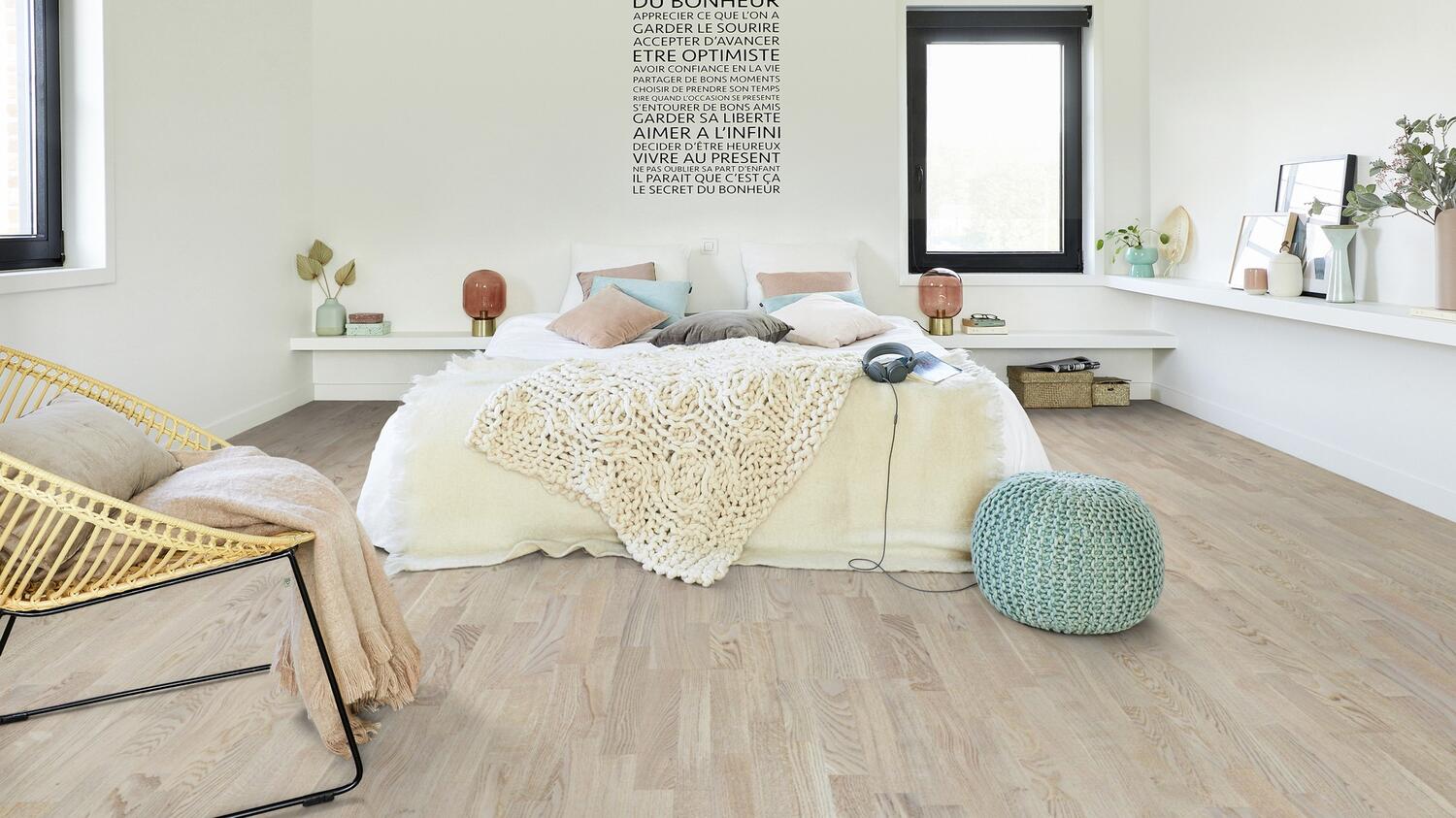 Parchet din lemn bej in dormitor decorat in culori deschise