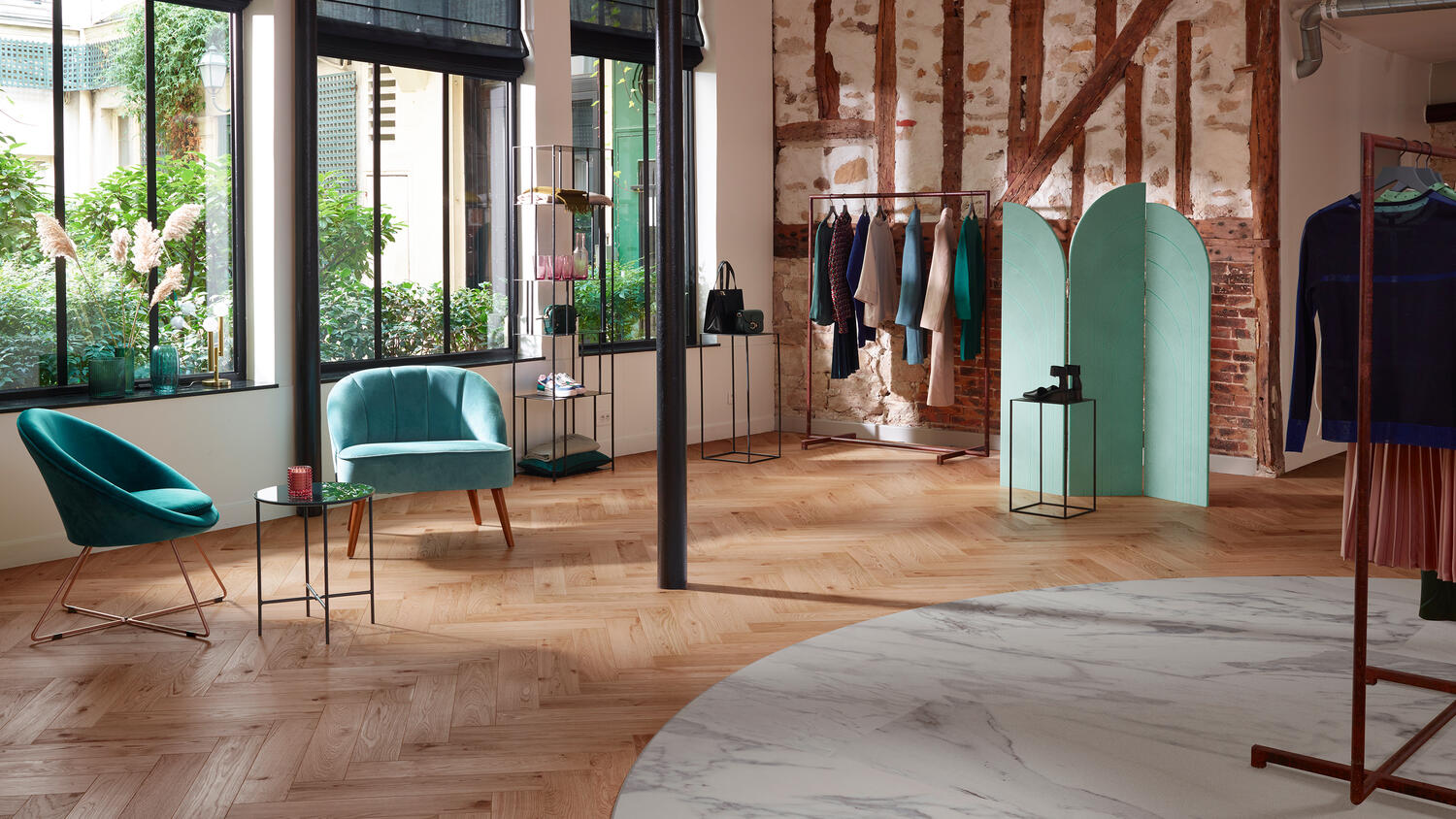 Parquet de Tarkett Segno en chevrons combiné avec une carpette