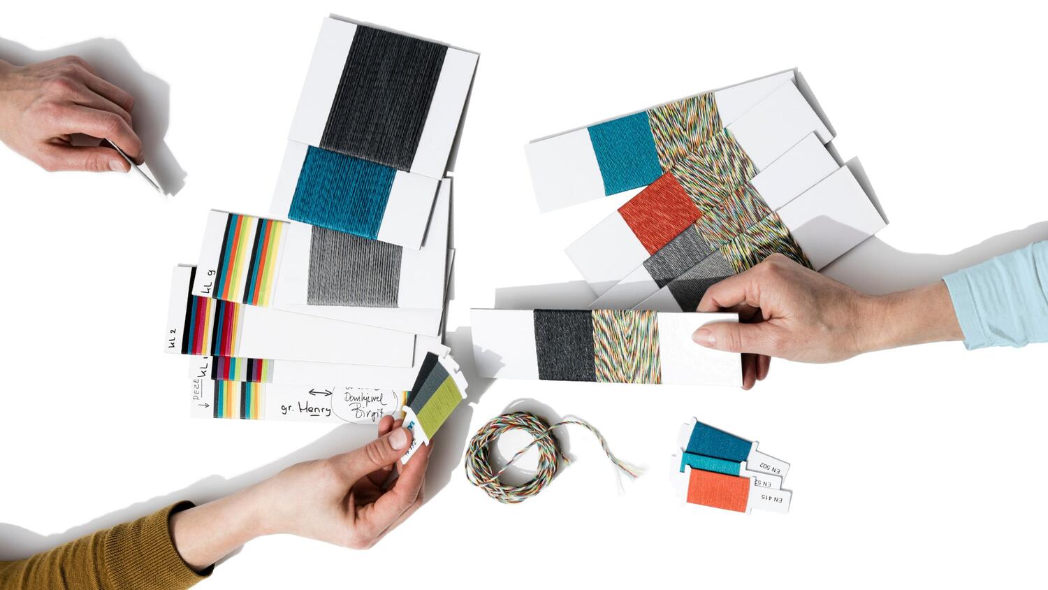 DESSO dizaineriai atlieka spalvų tyrimą, kad padėtų sukurti tobulą grindų dangą kitam jūsų biuro interjero projektui.