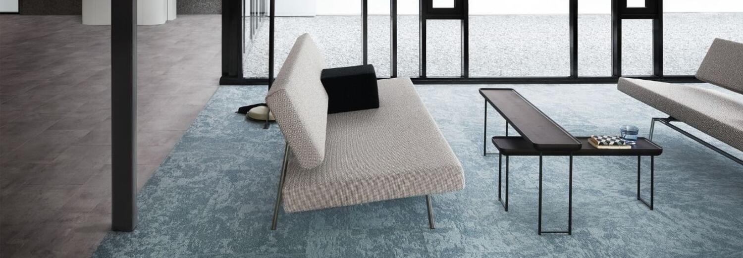 Kombination aus modularen Teppichfliesen & Designböden für Büroumgebungen