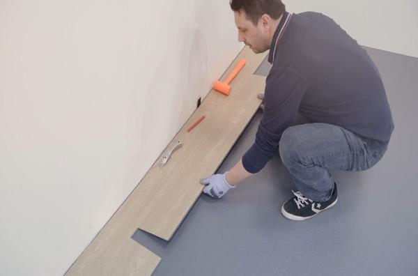 How To Lay Vinyl Flooring Sheets Tiles, How To Lay Vinyl Flooring In A Small Bathroom