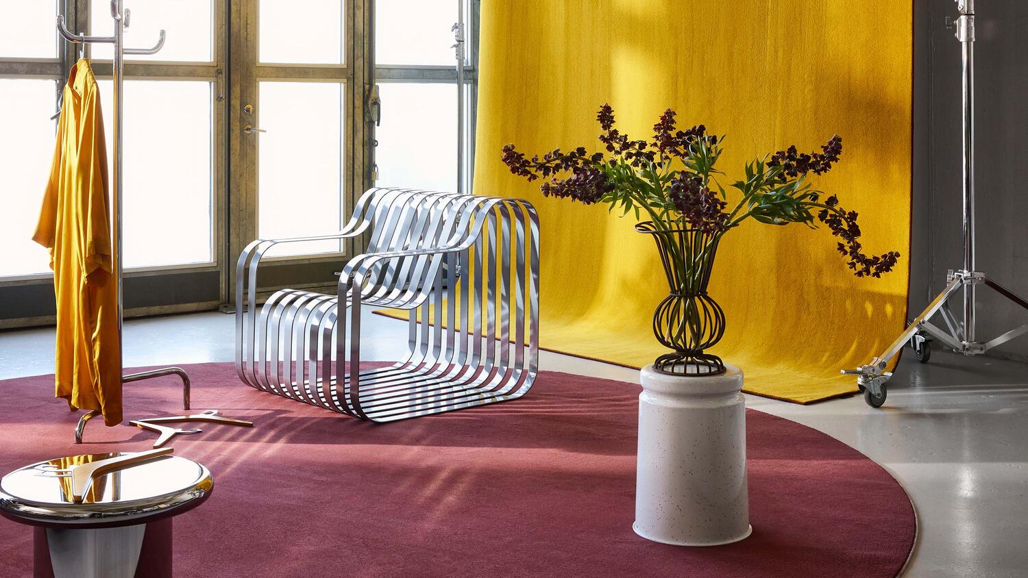 Interiörbild gul och röd matta i entréhallen