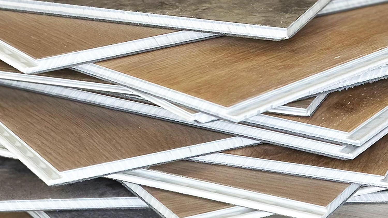 Päällekkäin pinotut LVT-lankut