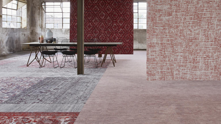 De talloze mogelijkheden van een roze tapijt in uw interieur