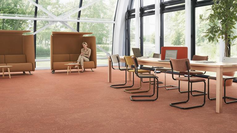 Een energieke twist aan uw interieur met oranje tapijt