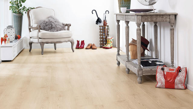 Ljust laminatgolv i en hall