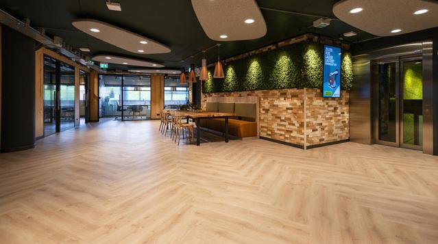 Les planchers à chevrons et en point de Hongrie sont très populaires en ce moment. En savoir plus sur les deux options.